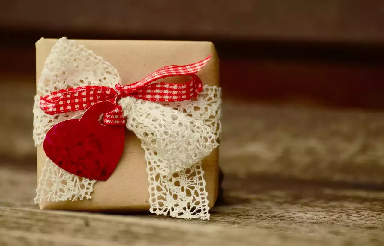 Guide to Christmas Gift Wrapping: Creative Ideas and Techniques
